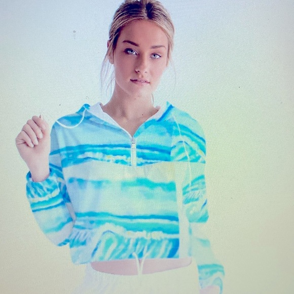 WindbreakerClouds and waves - Picture 2 of 3